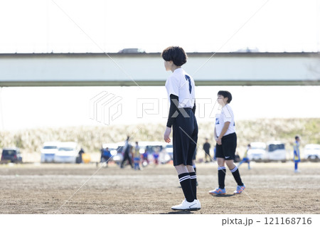 サッカーをする小学生チーム 121168716