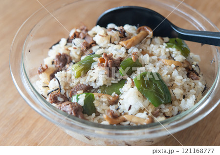 牛肉、しめじ、ピーマン、ひじきの混ぜごはん 121168777