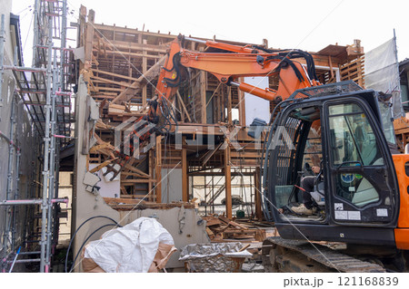 木造住宅の解体現場 121168839