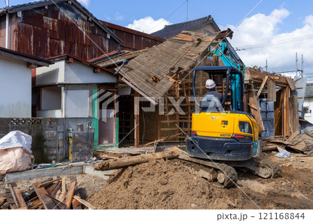 解体が始まった古い木造住宅 解体が始まった古い木造住宅 121168844