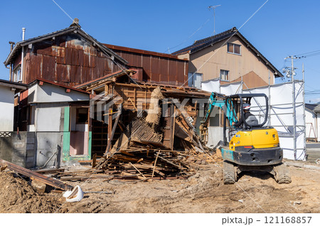 解体が始まった古い木造住宅 121168857