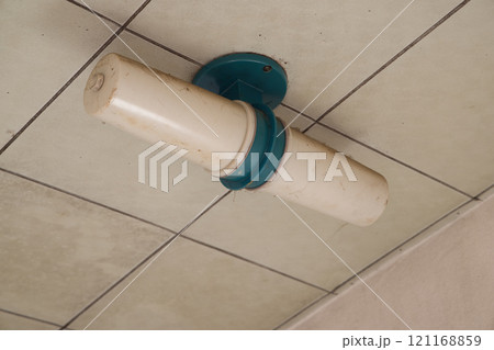 浴室の天井に取り付けてある古い蛍光灯照明器具  121168859