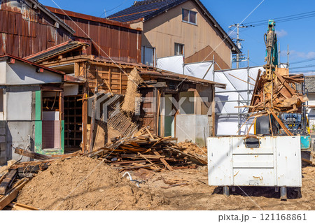 解体が始まった古い木造住宅 121168861