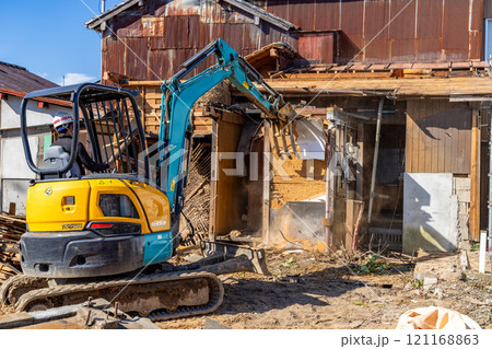 解体が始まった古い木造住宅 解体が始まった古い木造住宅 121168863