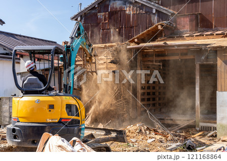 解体が始まった古い木造住宅 121168864