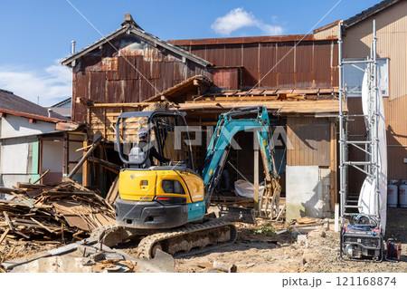 解体が始まった古い木造住宅 解体が始まった古い木造住宅 121168874