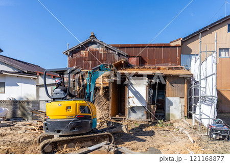 解体が始まった古い木造住宅 121168877
