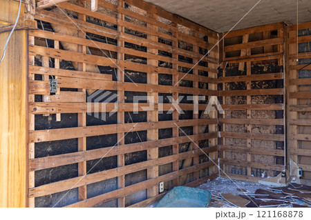 解体が始まった古い木造住宅　壁の下地横胴縁 121168878