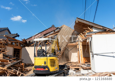 解体が始まった古い木造住宅 121168880