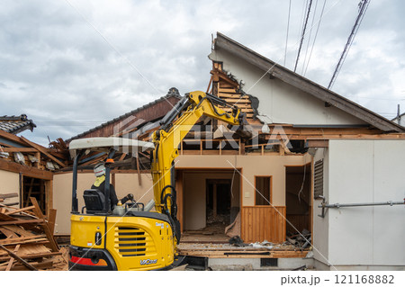 解体が始まった古い木造住宅 121168882