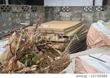 古い木造住宅の解体で集めた廃棄物 古い木造住宅の解体で集めた廃棄物 121168884