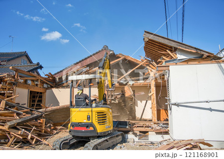 解体が始まった古い木造住宅の写真素材 [121168901] - PIXTA