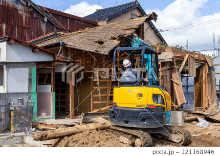 解体が始まった古い木造住宅 121168946