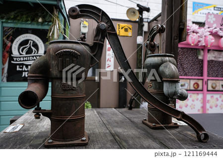 井戸跡のポンプ 121169444