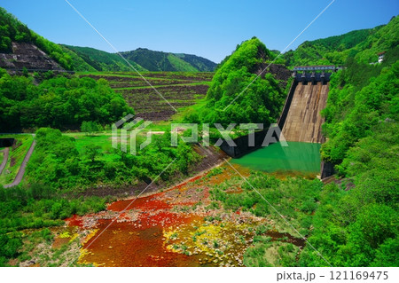 新緑の御岳スカイラインから牧尾ダムを望む 新緑の御岳スカイラインから牧尾ダムを望む 121169475