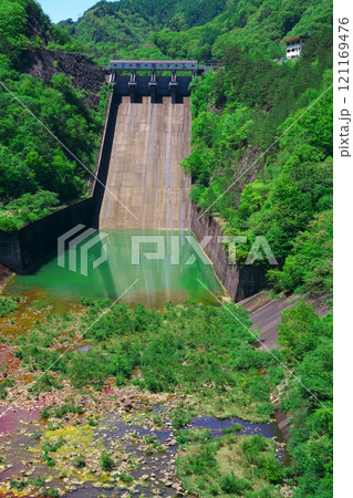 新緑の御岳スカイラインから牧尾ダムを望む 新緑の御岳スカイラインから牧尾ダムを望む 121169476