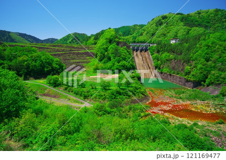 新緑の御岳スカイラインから牧尾ダムを望む 新緑の御岳スカイラインから牧尾ダムを望む 121169477