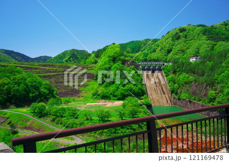 新緑の御岳スカイラインから牧尾ダムを望む 新緑の御岳スカイラインから牧尾ダムを望む 121169478