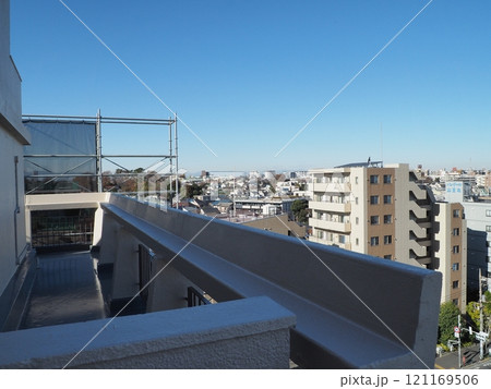 耐震工事中のマンションの足場、東京都大田区山王 耐震工事中のマンションの足場、東京都大田区山王 121169506