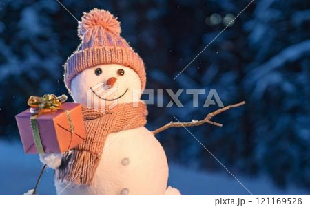 雪だるまの人形と雪 雪だるまの人形と雪 121169528