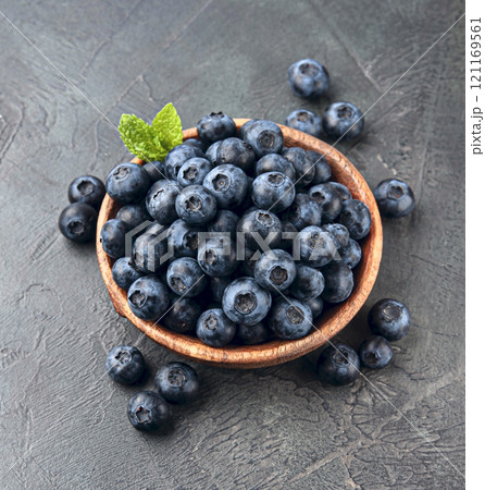 Blueberries on concrete backgrounds 121169561
