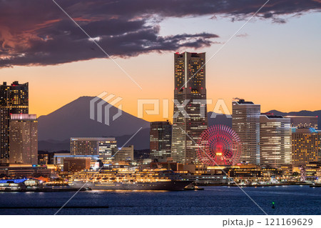 《神奈川県》横浜みなとみらいの夜景と出港する豪華客船 121169629