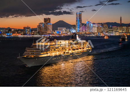 《神奈川県》横浜みなとみらいの夜景と出港する豪華客船 121169645