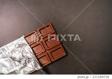 銀紙に包まれたチョコレート 121169726