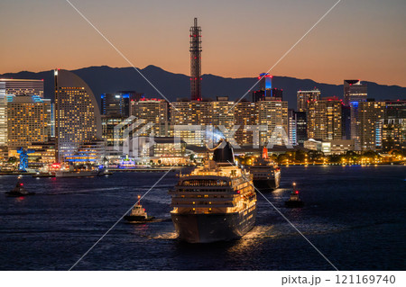 《神奈川県》横浜みなとみらいの夜景と出港する豪華客船 121169740