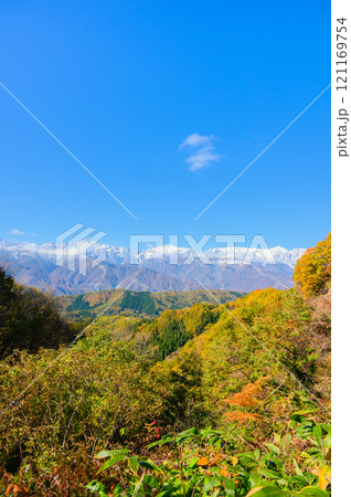 【白馬三段紅葉】白沢峠展望台から後立山連峰の眺め【白沢洞門】 121169754