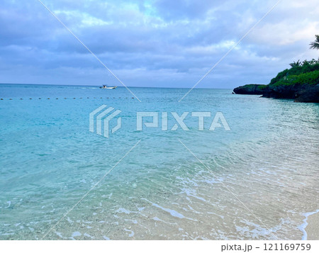 綺麗な海と空 121169759