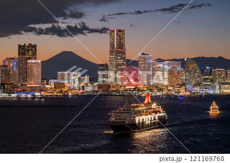 《神奈川県》横浜みなとみらいの夜景と出港する客船 121169768