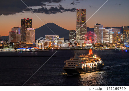 《神奈川県》横浜みなとみらいの夜景と出港する客船 121169769