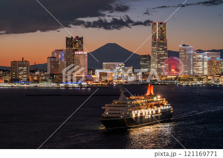 《神奈川県》横浜みなとみらいの夜景と出港する客船 121169771