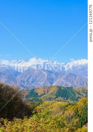【白馬三段紅葉】白沢峠展望台から後立山連峰の眺め【白沢洞門】 121169776