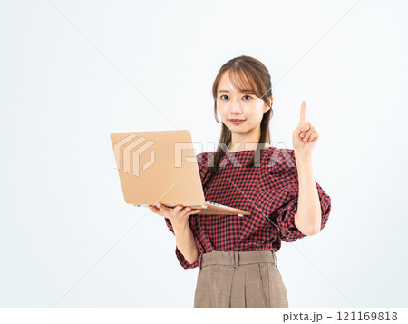 ノートパソコンを持っておすすめするカジュアルウェアの女性 ノートパソコンを持っておすすめするカジュアルウェアの女性 121169818