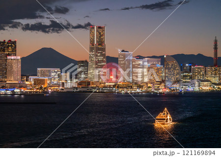 《神奈川県》横浜みなとみらいの夜景と出港する遊覧船 121169894