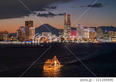 《神奈川県》横浜みなとみらいの夜景と出港する遊覧船 121169896
