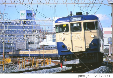 横須賀線を走る113系普通列車 横須賀線を走る113系普通列車 121170774
