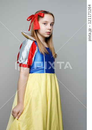 Young Snow White child girl portrait Young Snow White child girl portrait 121171264