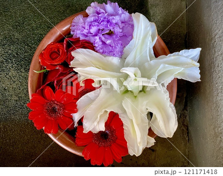 3月の花手水(百合・カーネーション・ガーベラ・薔薇)〈菅生神社/愛知県岡崎市〉 121171418