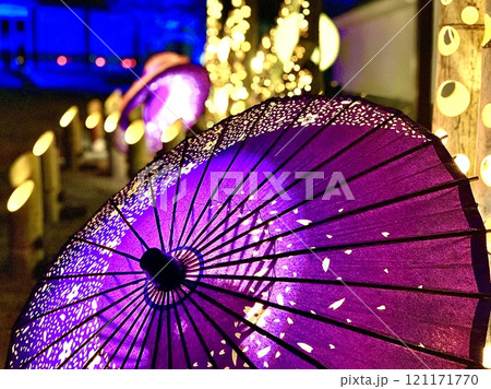 「おかざき宵まいり」の竹灯りとイルミネーションの彩り　〈岡崎城公園/愛知県岡崎市〉 121171770