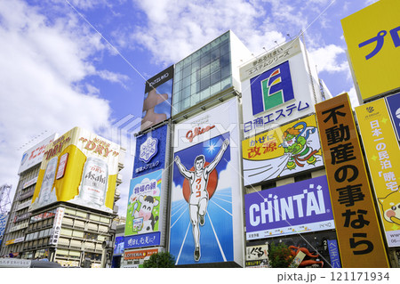 大阪の象徴である道頓堀グリコサイン（大阪府大阪市） 121171934