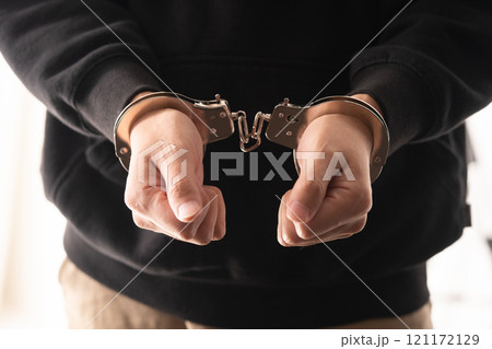 手錠　手元 121172129