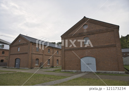 舞鶴赤れんがパーク　芝生広場から望む倉庫群1 121173234