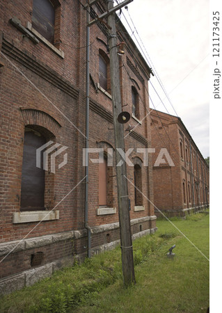 赤れんが倉庫と木製電柱12 121173425