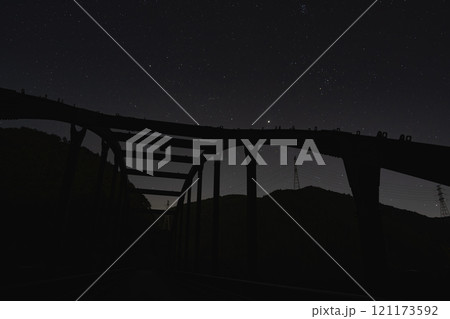 森町の太田川ダムから見た橋の上に広がる星空の風景(静岡県) 121173592