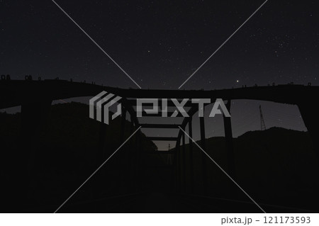 太田川ダム・かわせみ橋の上に広がる満天の星空と夜景(静岡県森町) 太田川ダム・かわせみ橋の上に広がる満天の星空と夜景(静岡県森町) 121173593