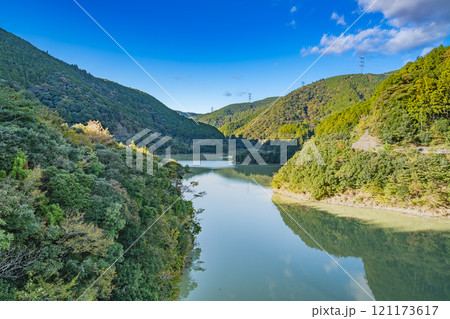 森町の太田川ダムのダム湖に映る山と青空の風景(静岡県) 121173617