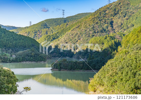 森町の太田川ダムのダム湖に映る山の風景(静岡県) 森町の太田川ダムのダム湖に映る山の風景(静岡県) 121173686